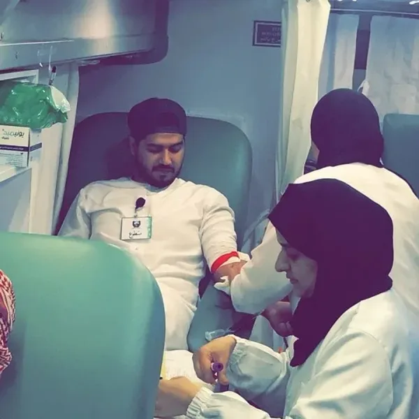 متطوع يتبرع بالدم