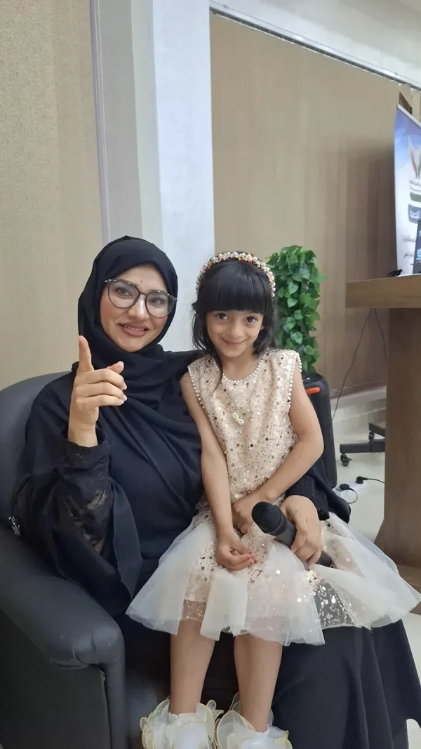 متطوعة مع طفلة في إحدى الفعاليات