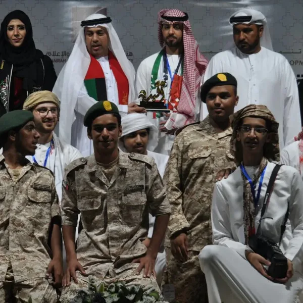متطوعون مع جنود وضيوف في احتفال اليوم الوطني