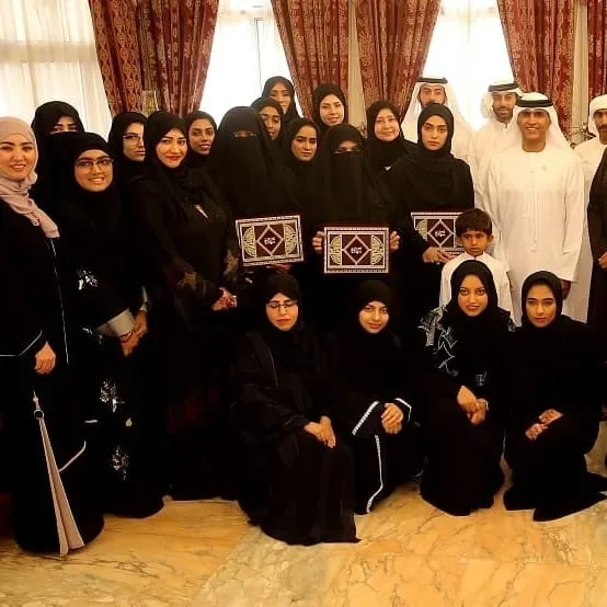 في قصر الدهيسة … تجمع قرابة المئة شخص … تقاسموا معا وجمعهم حب العمل التطوعي ..والمساعدة وفعل الخير ..وما أجمله من جمع … عندما يكون في الخير.. فاليوم تم تكريم مئة من المتطوعين والمت