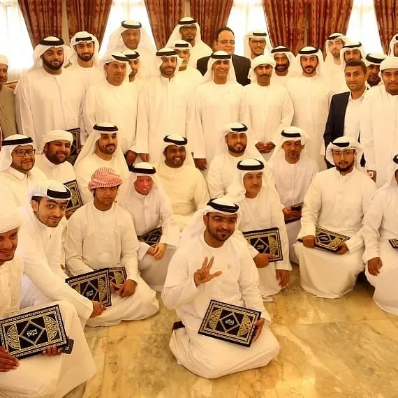 في قصر الدهيسة … تجمع قرابة المئة شخص … تقاسموا معا وجمعهم حب العمل التطوعي ..والمساعدة وفعل الخير ..وما أجمله من جمع … عندما يكون في الخير.. فاليوم تم تكريم مئة من المتطوعين والمت