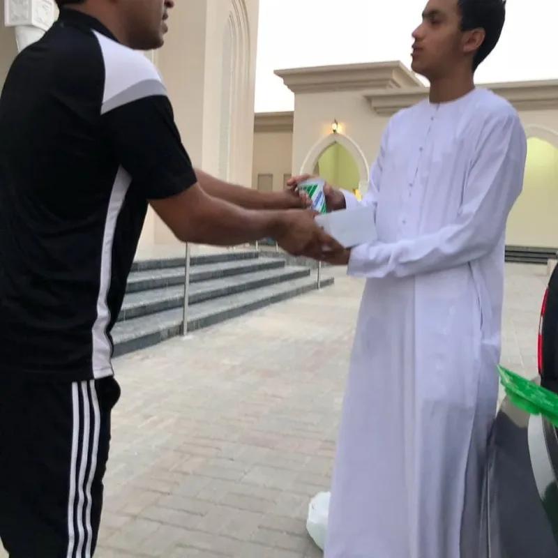 مبادرة فريق سواعد زايد التطوعي من اجتهادنا الخاص ليوم عرفة في مئوية زايد لعاام زايد وتوزيع وجبات لكسر صيام على الصائمين والمصلين في المساجد وامتكن مختلفة عن روح والدنا الراجل الذي 