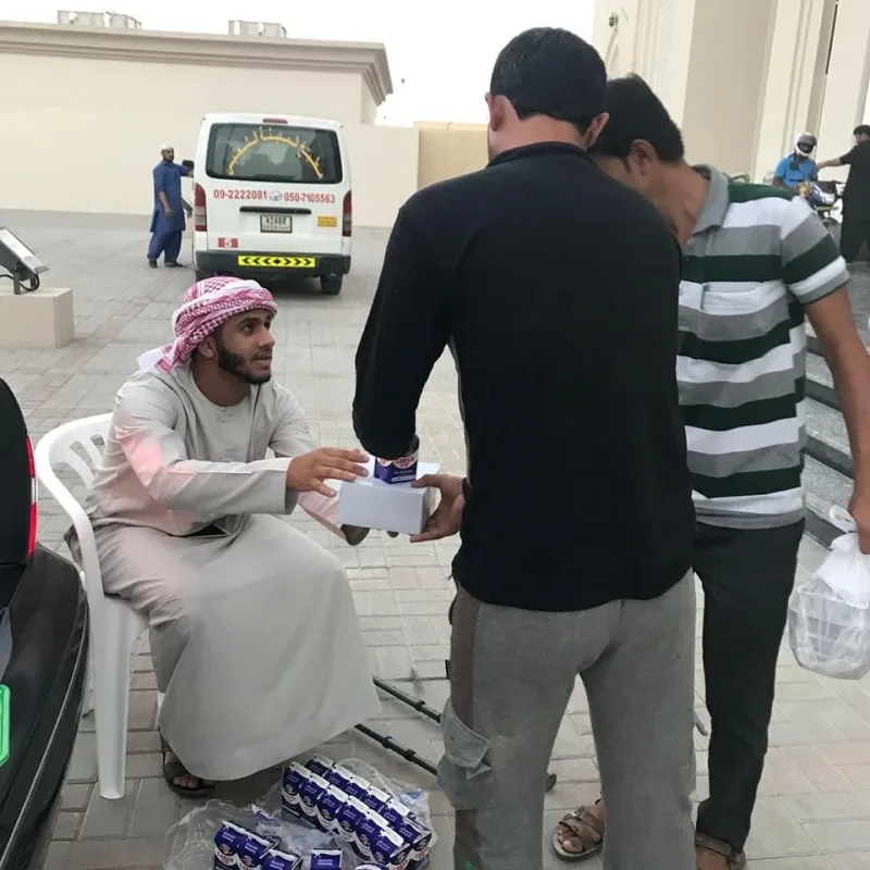 مبادرة فريق سواعد زايد التطوعي من اجتهادنا الخاص ليوم عرفة في مئوية زايد لعاام زايد وتوزيع وجبات لكسر صيام على الصائمين والمصلين في المساجد وامتكن مختلفة عن روح والدنا الراجل الذي 
