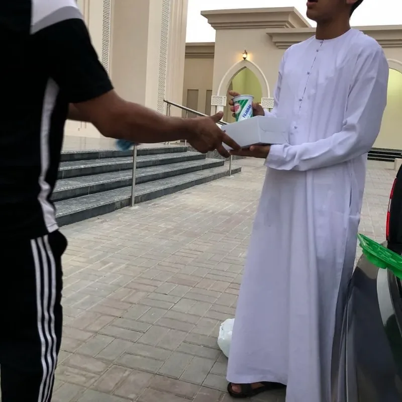 مبادرة فريق سواعد زايد التطوعي من اجتهادنا الخاص ليوم عرفة في مئوية زايد لعاام زايد وتوزيع وجبات لكسر صيام على الصائمين والمصلين في المساجد وامتكن مختلفة عن روح والدنا الراجل الذي 