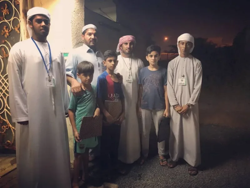 صوره جماعية تجمع بين متطوعين سواعد زايد واحدى الاسر المستفيدين من مبادرة {على نهج زايد}تحت شعار( مستلزمات مدرستك علينا)