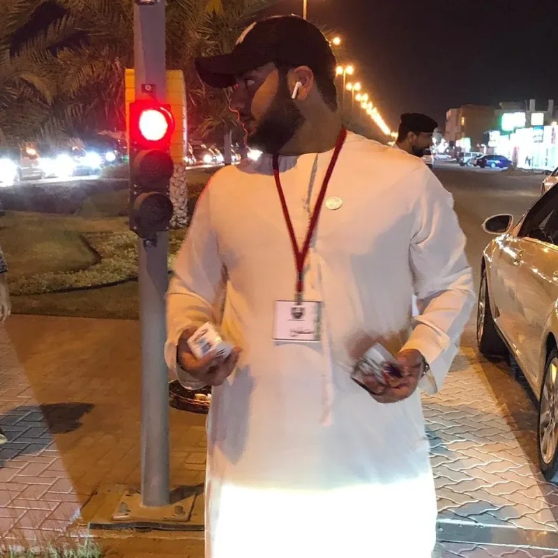 توزيعات اليوم الوطني ٤٧ من فريق سواعد زايد لساىقين السيارات في كلباء