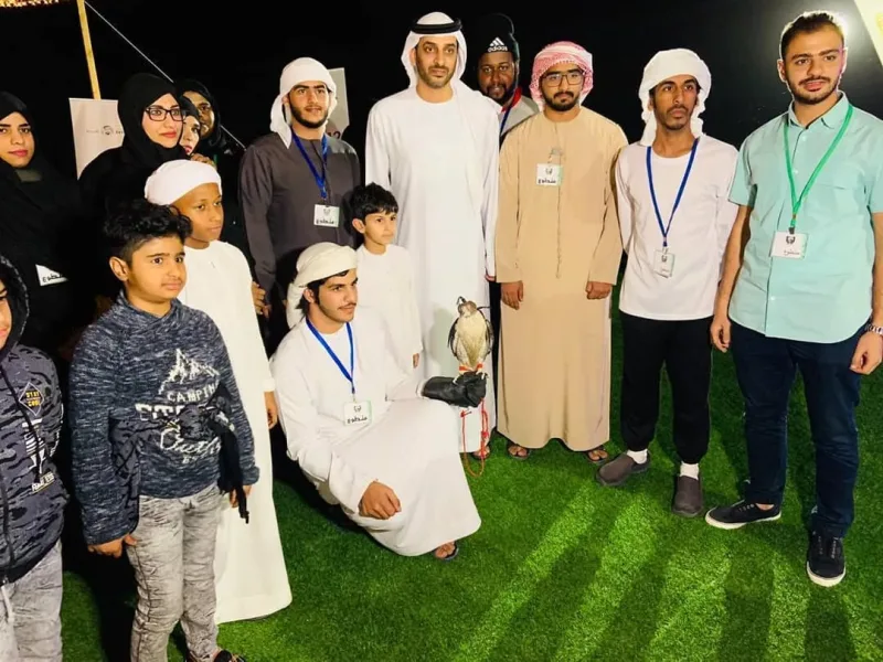 صورة جماعية تجمع االشيخ حمدان بن خليفة الشرقي في المهرجان الجبلي بالفجيرة