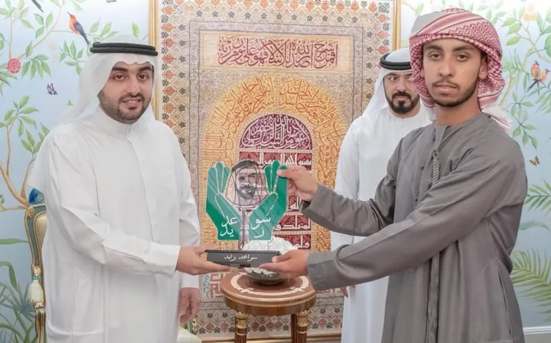 زيارة فريق سواعد زايد التطوعي للشيخ راشد الشرقي في مكتبه واهداءه درع سواعد زايد