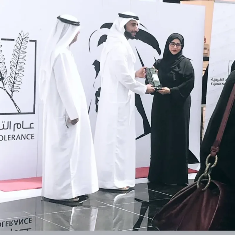 تكريم الشيخ عبدالله بن حمد بن سيف الشرقي لفريق سواعد زايد التطوعي في فعالية بالقراءة تبنى الحضارة مع وزارة الاقتصاد بالفجيرة