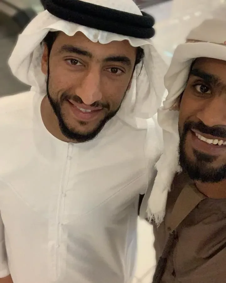 تواضع الشيخ عبدالله بن حمد.بن سيف واخذ السيلفي مع المتطوعين ربي يحفظه