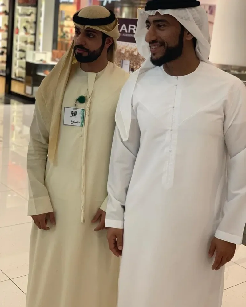 تواضع الشيخ عبدالله بن حمد.بن سيف واخذ السيلفي مع المتطوعين ربي يحفظه
