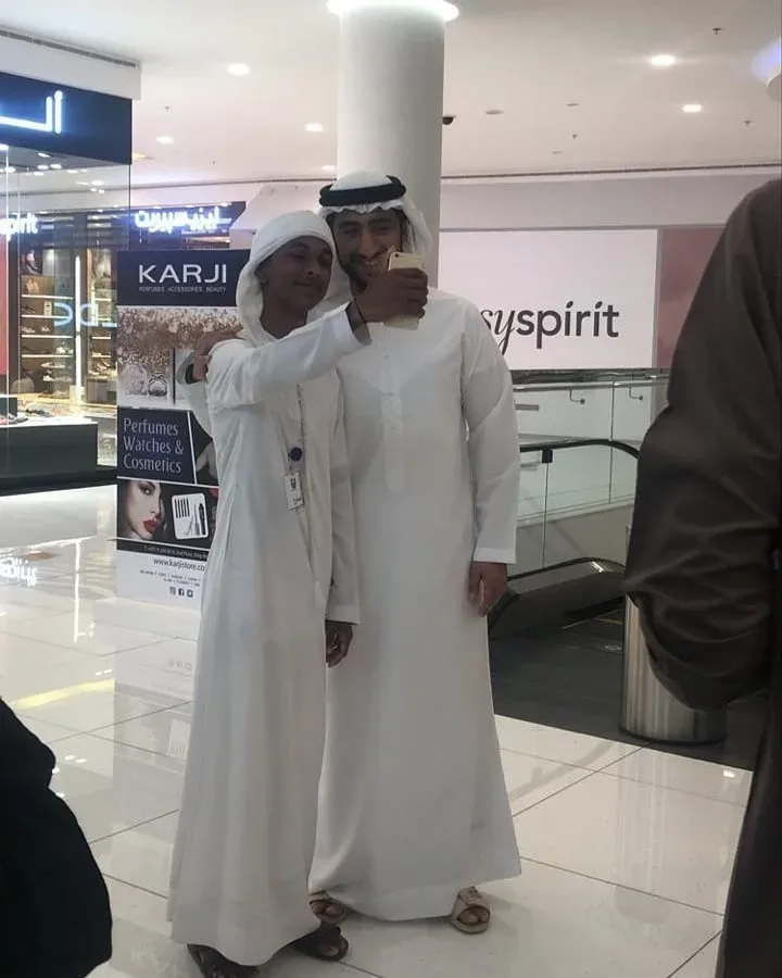 تواضع الشيخ عبدالله بن حمد.بن سيف واخذ السيلفي مع المتطوعين ربي يحفظه