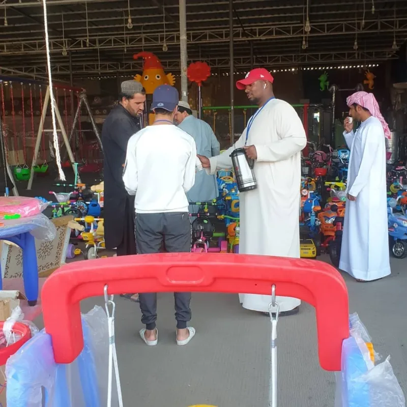 قهوة التسامح للعمال والبائعين في باحة الايرانية في الفجيرة يوم السبت16/3/2019