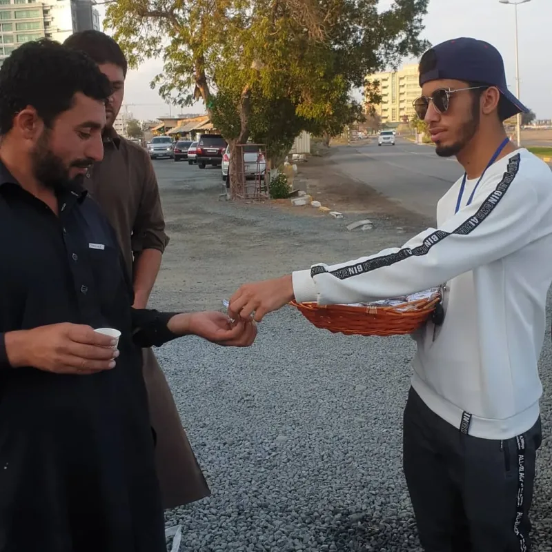 قهوة التسامح للعمال والبائعين في باحة الايرانية في الفجيرة يوم السبت16/3/2019