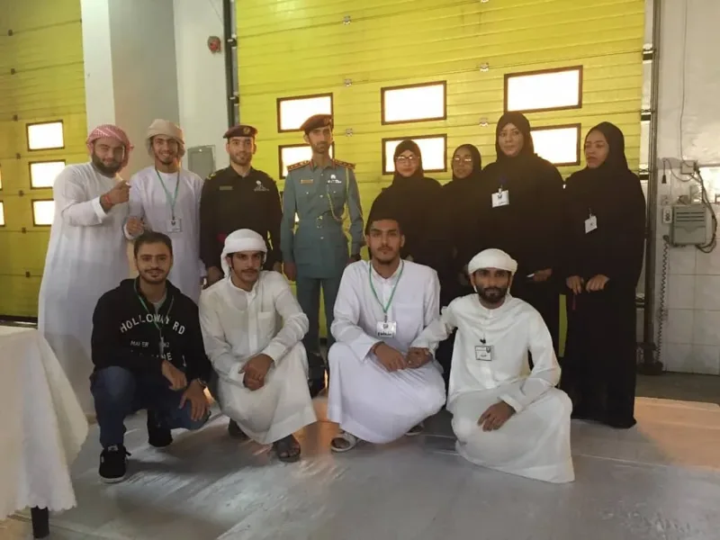 صورة جماعية لقريق سواعد زايد التطوعي مع الدفاع المدفي خورفكان وتقديم الفريق لمسرحيته مسرحية التسامح