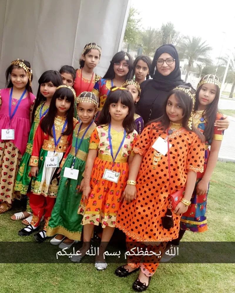 بنات الرقصة لسواعد زايد مع رئيسة الفريق مشاركات فريق سواعد زايد التطوعي فالتنظيم واداء الفقرات المتعددة كورشات والرزفات التراثيه والمشاهد الغنائية التراثية التمثيلية والفقرات المسر
