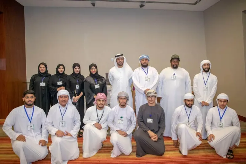 صورة جماعية للشيخ عبيد بن سهيل بن بطي ال مكتوم وفريق سواعد زايد بمناسبة تواجده في الامسية الشعرية المقامة من جمعية الفجيرة الاجتماعية الثقافية لتكريم عدد من الشاعرات