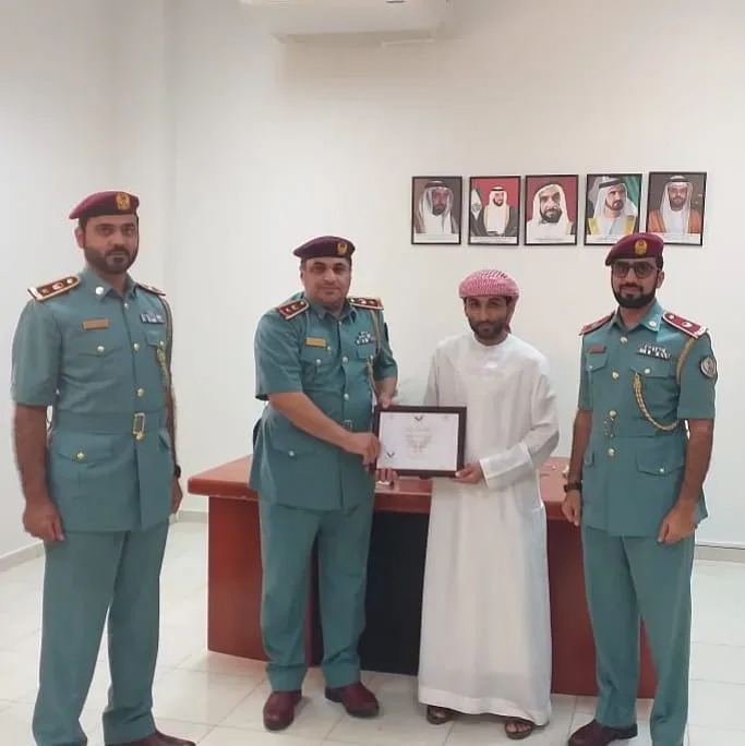 تم بحمد الله وكرمه تكريم جمعية سواعد الامارات التطوعية لمركز شرطة كلباء والمنافذ الخارجية قسم خطم الملاحة وقد تسلم شهادة التقدير الموجهة للفرع المقدم وليد محمد جمعه النهم المقدم في