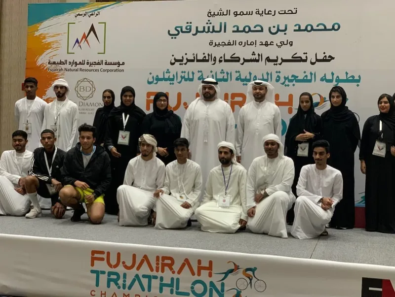 صورة جماعية لرئيس جمعية سواعد الإمارات التطوعية مع ولي عهد الفجيرة الشيخ محمد بن حمد الشرقي