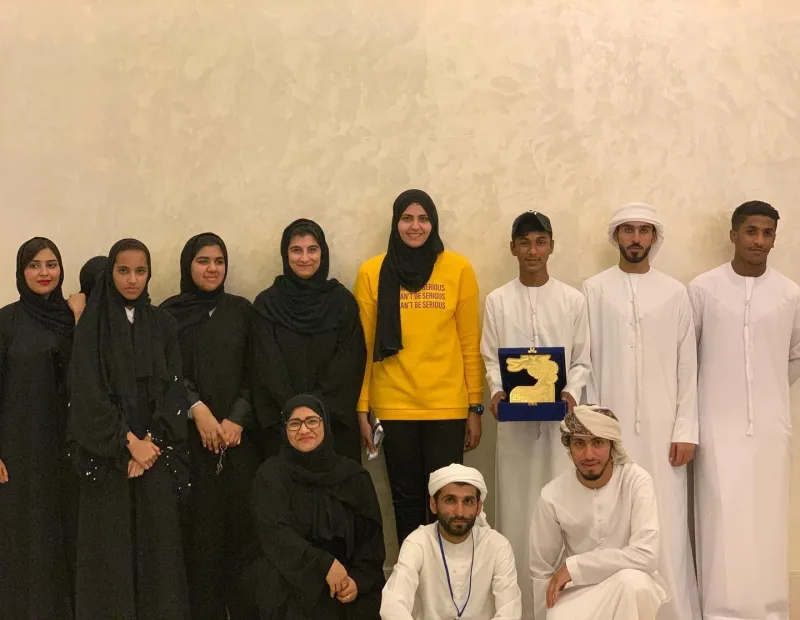 صورة جماعية تجمع رئيس جمعية سواعد الإمارات التطوعية مع المتطوعين الذين شاركو في تنظيم بطولة الفجيرة للترايثلون