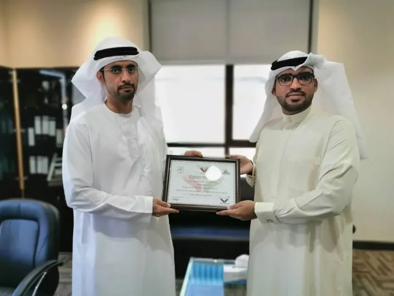 تكريم جمعية سواعد الامارات التطوعيةالى مواصلات الامارات فرع الفجيرة من قبل الاستاذ علي سعيد الطنيجي الامين العام للجمعية وذلك لتعاونهم المستمر الدائم