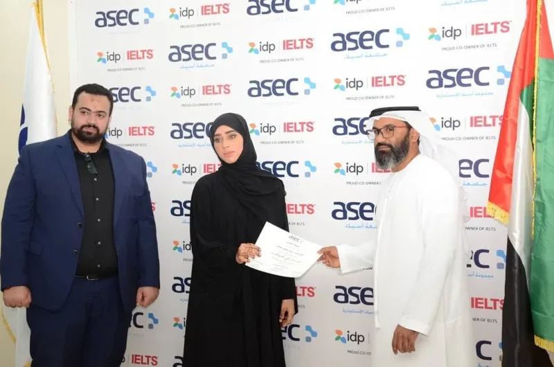 تكريم جمعية سواعد الامارات التطوعية من قبل جامعة اسيك بالفجيرة مشاركتهم لهم باليوم المفتوح للجامعة كل الشكر للاستاذ سالم الكندي مدير الجامعة والاستاذ محسن النيداني