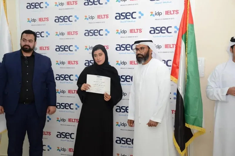 تكريم جمعية سواعد الامارات التطوعية من قبل جامعة اسيك بالفجيرة مشاركتهم لهم باليوم المفتوح للجامعة كل الشكر للاستاذ سالم الكندي مدير الجامعة والاستاذ محسن النيداني