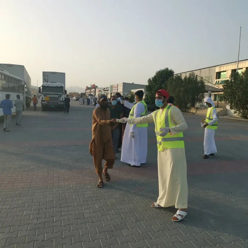 مبادرة رمضانك مع سواعد الامارات في صناعية الحيل توزع وجبات على العمال قبل الافطار مع الالتزام بتعقيم اياديهم واصطفافهم بشكل مرتب ومتباعد والباسهم القفازات وتسليمهم الوجبات بتاريخ27