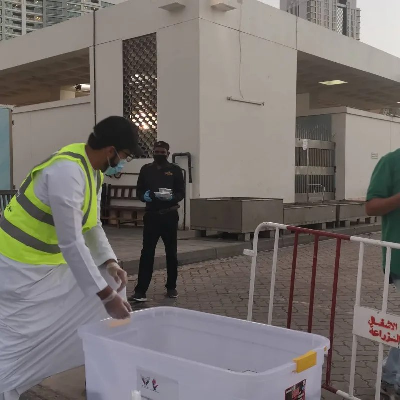 توزيع الوجبات من جمعية سواعد الامارات التطوعية وذلك استمرارا بمبادرة رمضانك مع سواعد الامارات بالتعاون مع فريق سواعد زايد في يوم السبت في عدة نقاط واولها كان في الغرفة بالفجيرة لتو