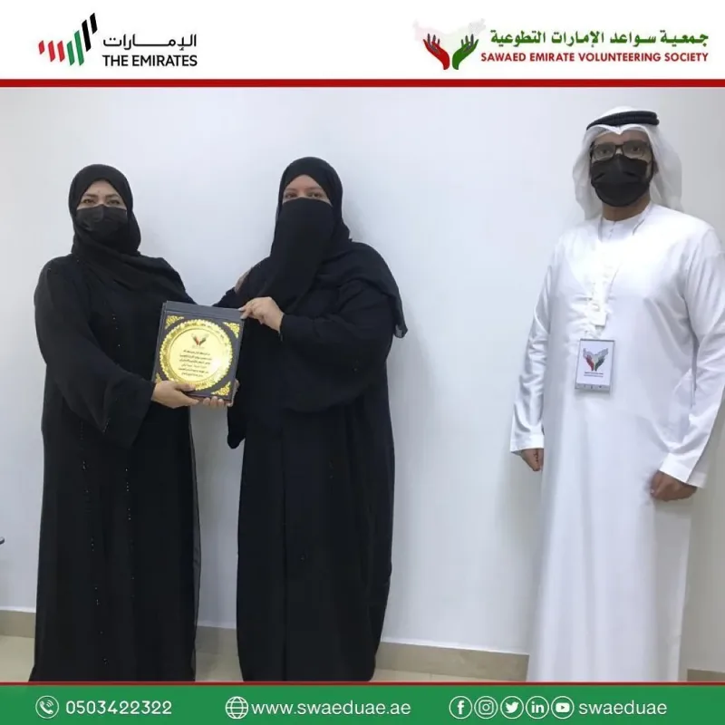 تكريم جمعية سواعد الإمارات التطوعية لأحد أعضاء الجمعية "سمية النقبي" لدعمها المستمر وتعاونها ومبادراتها للجمعية