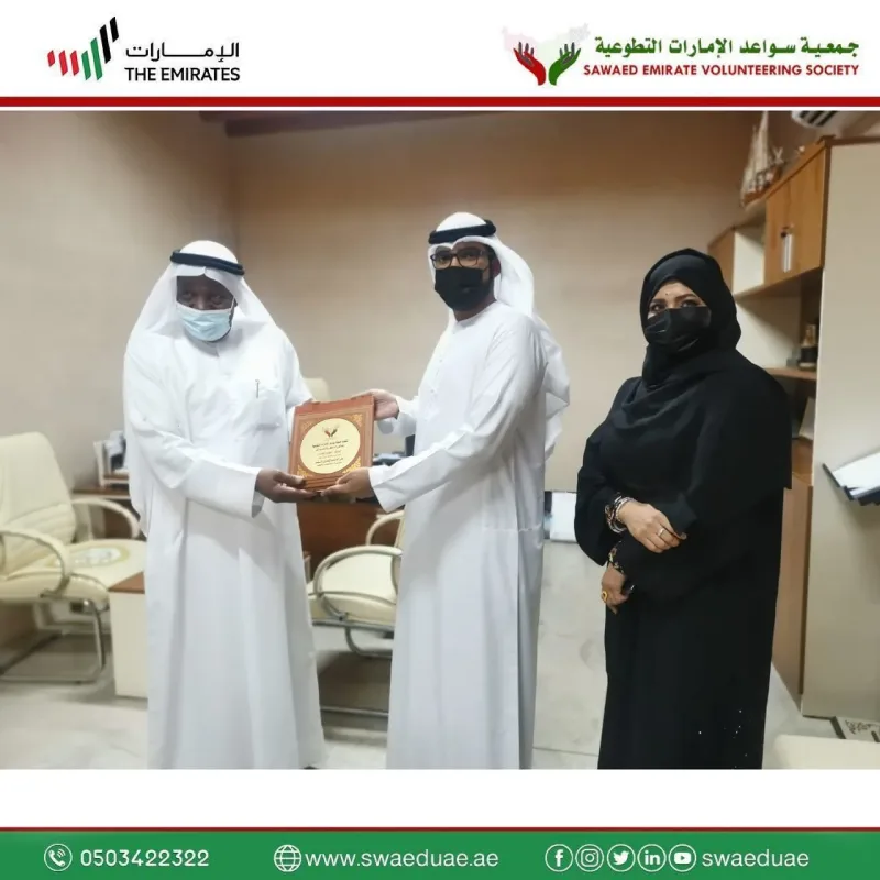 تكريم جمعية سواعد الامارات التطوعية متمثلة في المستشارة التربوية الاسرية فاطمة سعيد حمد الشهياري والامين العام للجمعية الاستاذ علي الطنيجي الدكتور سعيد الحداد على اعماله الطيبه وتف