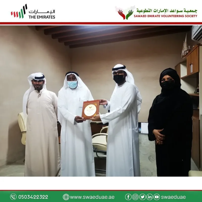 تكريم جمعية سواعد الامارات التطوعية متمثلة في المستشارة التربوية الاسرية فاطمة سعيد حمد الشهياري والامين العام للجمعية الاستاذ علي الطنيجي الدكتور سعيد الحداد على اعماله الطيبه وتف