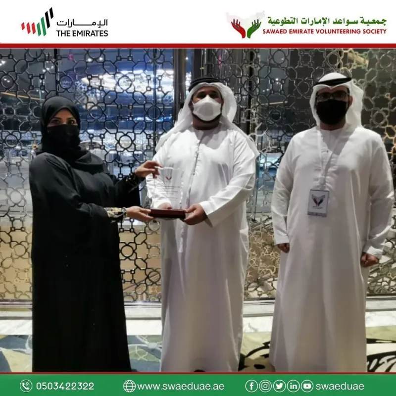 تكريم جمعية سواعد الامارات التطوعية متمثلة في المستشارة التربوية الاسرية فاطمة سعيد حمد الشهياري والامين العام للجمعية الاستاذ علي الطنيجي الى سعادة محمد اليماحي عضو المجلس الوطني 