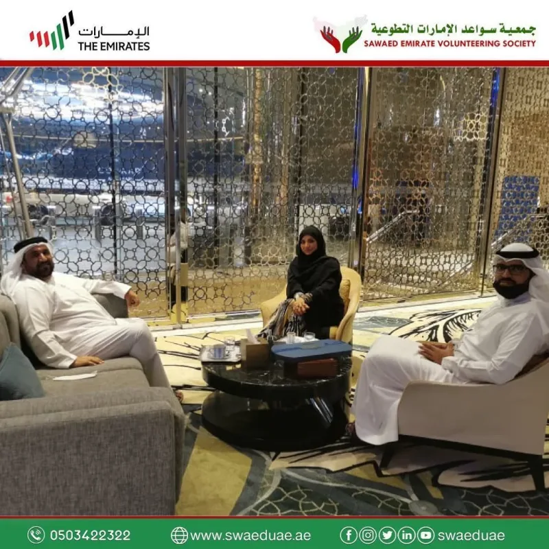 تكريم جمعية سواعد الامارات التطوعية متمثلة في المستشارة التربوية الاسرية فاطمة سعيد حمد الشهياري والامين العام للجمعية الاستاذ علي الطنيجي الى سعادة محمد اليماحي عضو المجلس الوطني 