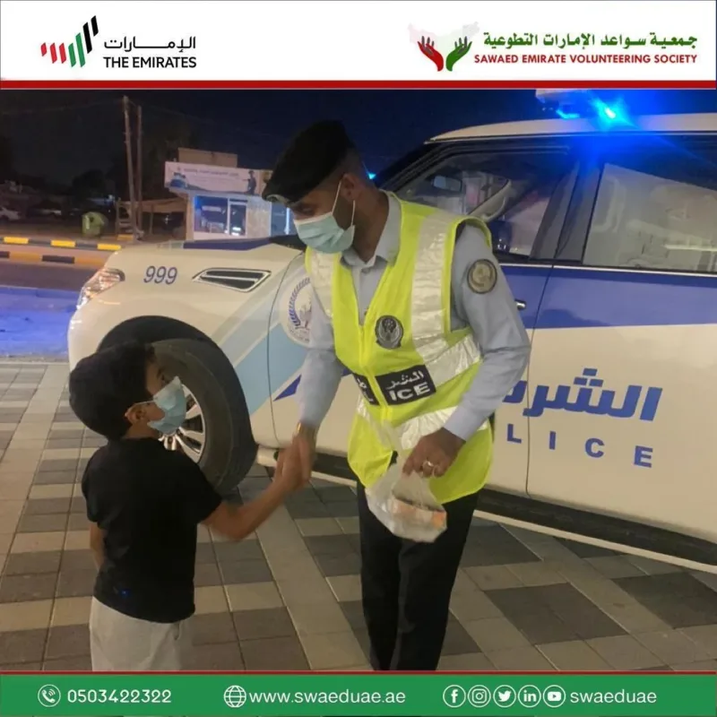 ضمن مبادرات المجلس الرمضاني الثاني لجمعية سواعد الامارات التطوعية أطلقت مبادرة لاتشلون هم سواعدكم سندكم وتستهدف توزيع وجبات السحور على خط الدفاع الاول من هم في ميادين العمل وفي موق