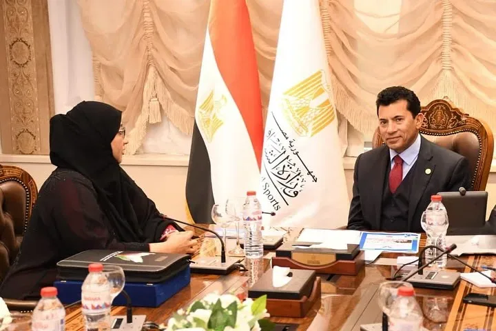 *وزير الشباب والرياضة يلتقي رئيس جمعية سواعد الإمارات لبحث التعاون في مجال التطوع وتبادل الخبرات* التقى الدكتور أشرف صبحي، وزير الشباب والرياضة، الأستاذة فاطمة الشهياري، مؤسس ورئيس