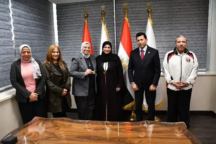 *وزير الشباب والرياضة يلتقي رئيس جمعية سواعد الإمارات لبحث التعاون في مجال التطوع وتبادل الخبرات* التقى الدكتور أشرف صبحي، وزير الشباب والرياضة، الأستاذة فاطمة الشهياري، مؤسس ورئيس