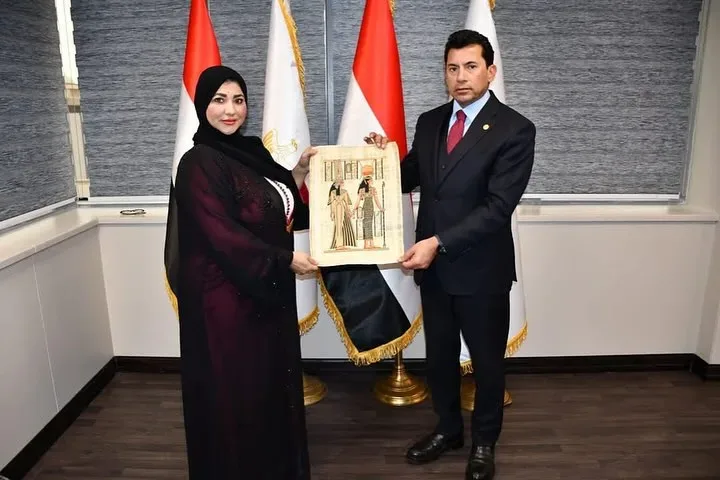 *وزير الشباب والرياضة يلتقي رئيس جمعية سواعد الإمارات لبحث التعاون في مجال التطوع وتبادل الخبرات* التقى الدكتور أشرف صبحي، وزير الشباب والرياضة، الأستاذة فاطمة الشهياري، مؤسس ورئيس