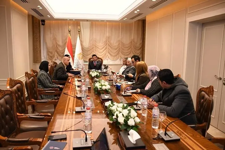 *وزير الشباب والرياضة يلتقي رئيس جمعية سواعد الإمارات لبحث التعاون في مجال التطوع وتبادل الخبرات* التقى الدكتور أشرف صبحي، وزير الشباب والرياضة، الأستاذة فاطمة الشهياري، مؤسس ورئيس